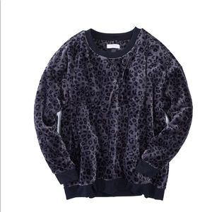 NWT Super silky soft black/ grey leopard crewneck